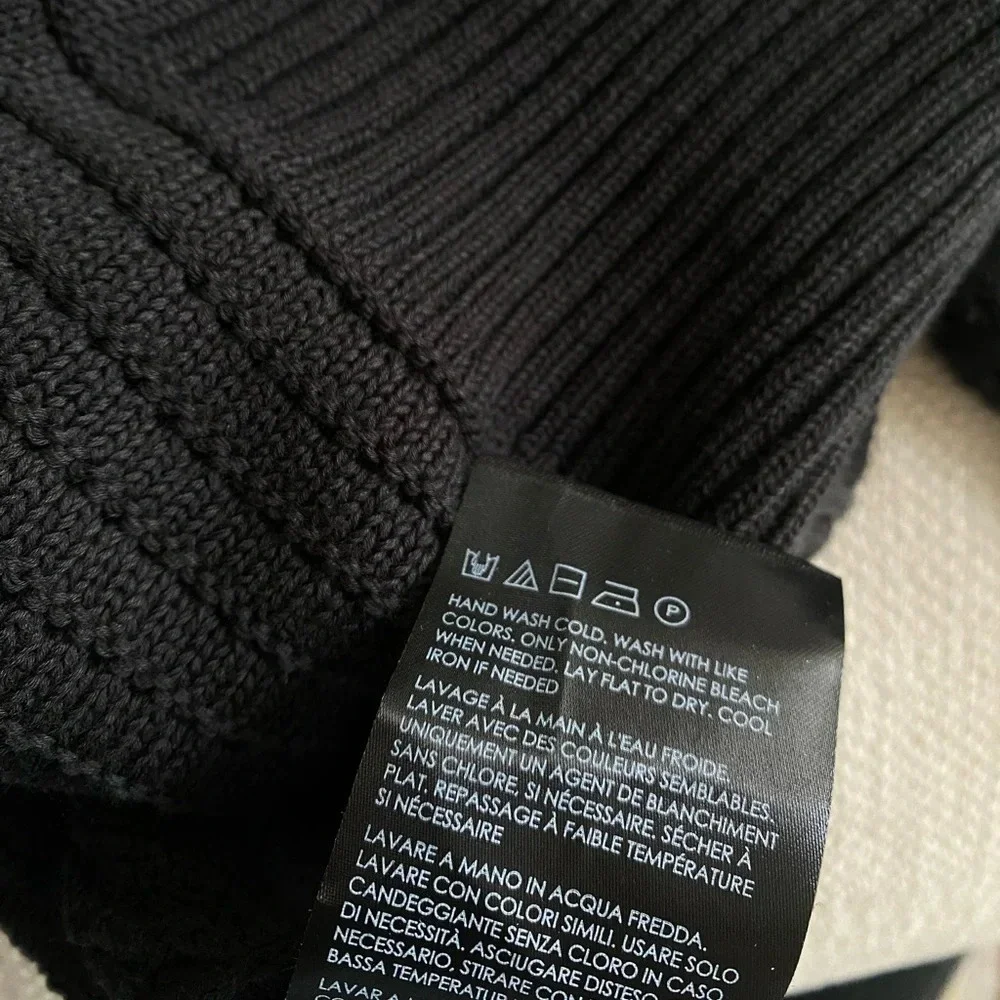 Club Monaco Sweater Men’s Small Long-Sleeve Mesh V-Neck Sweater NWT